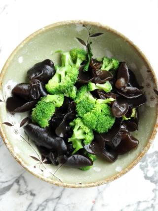 Broccoli with Fungus recipe