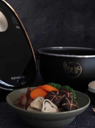 Claypot Rice-iron Cauldron Cooking Rice is Fragrant
