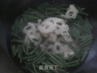 Fried Lotus Root Slices with Abalone Sauce and Beans recipe