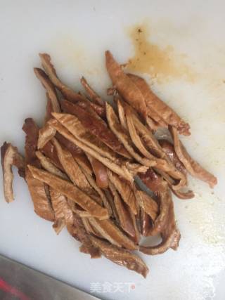 Stir-fried Pork Tripe with Parsley and Garlic Sprouts recipe