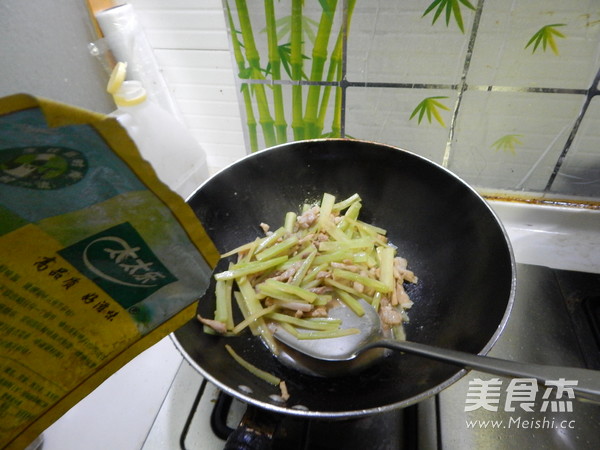 Lettuce Shredded Pork Noodles recipe