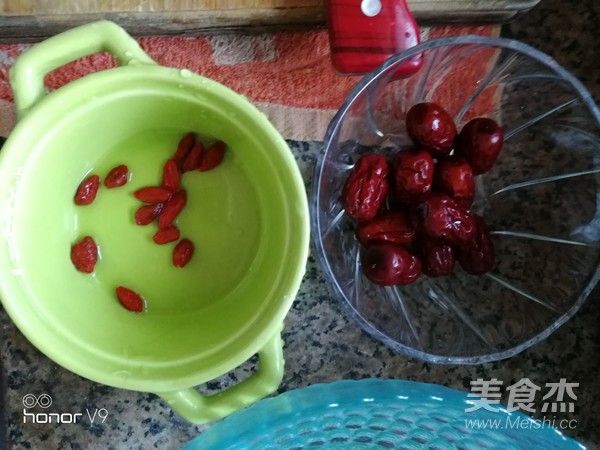 Red Dates and Chinese Wolfberry Stewed Flower Maw recipe