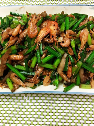 Stir-fried Small River Prawns with Leek Flowers recipe