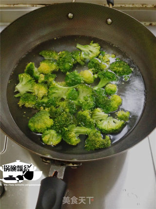 Shrimp and Broccoli in Tomato Sauce recipe