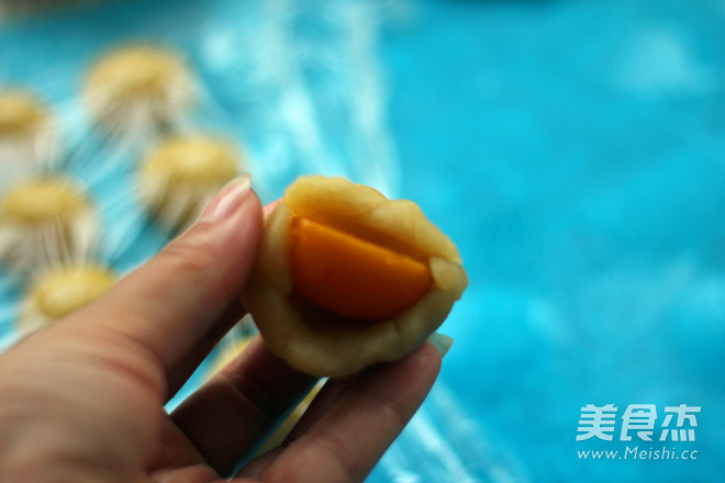 Mooncake with Lotus Seed Paste and Egg Yolk recipe