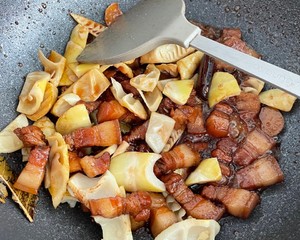 Roast Pork with Bamboo Shoots! Sweet But Not Greasy and Crisp But Not Rotten! recipe