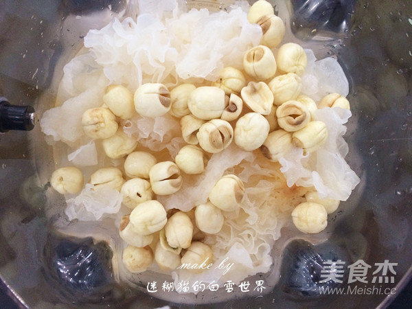 Lotus Seed Snow Ear Chrysanthemum Soup recipe