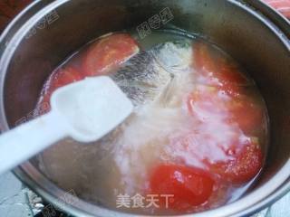 Tomato Rolled Crucian Soup recipe