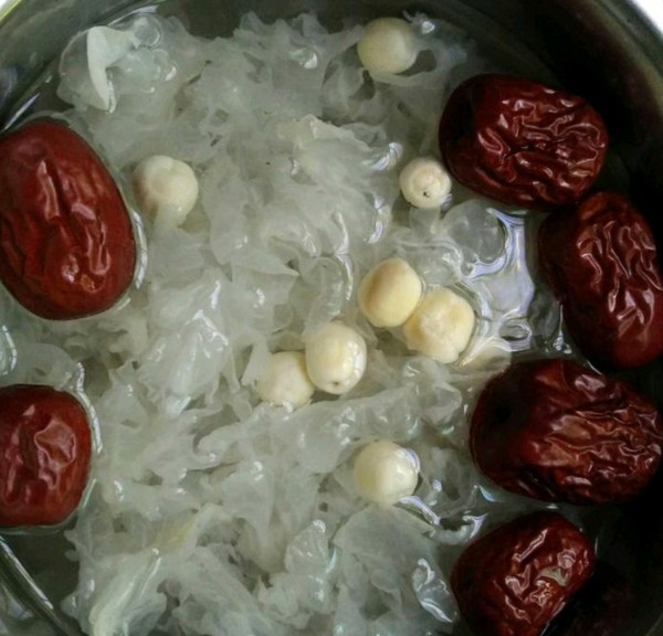 Lotus Seed and Red Date Soup recipe