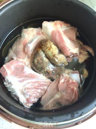 Seaweed and Mushroom Stewed Big Bone Soup recipe
