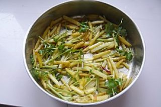 Stir-fried Potato Chips with Cilantro recipe