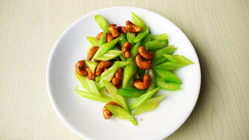 Char-roasted Cashew Nuts and Stir-fried Celery recipe