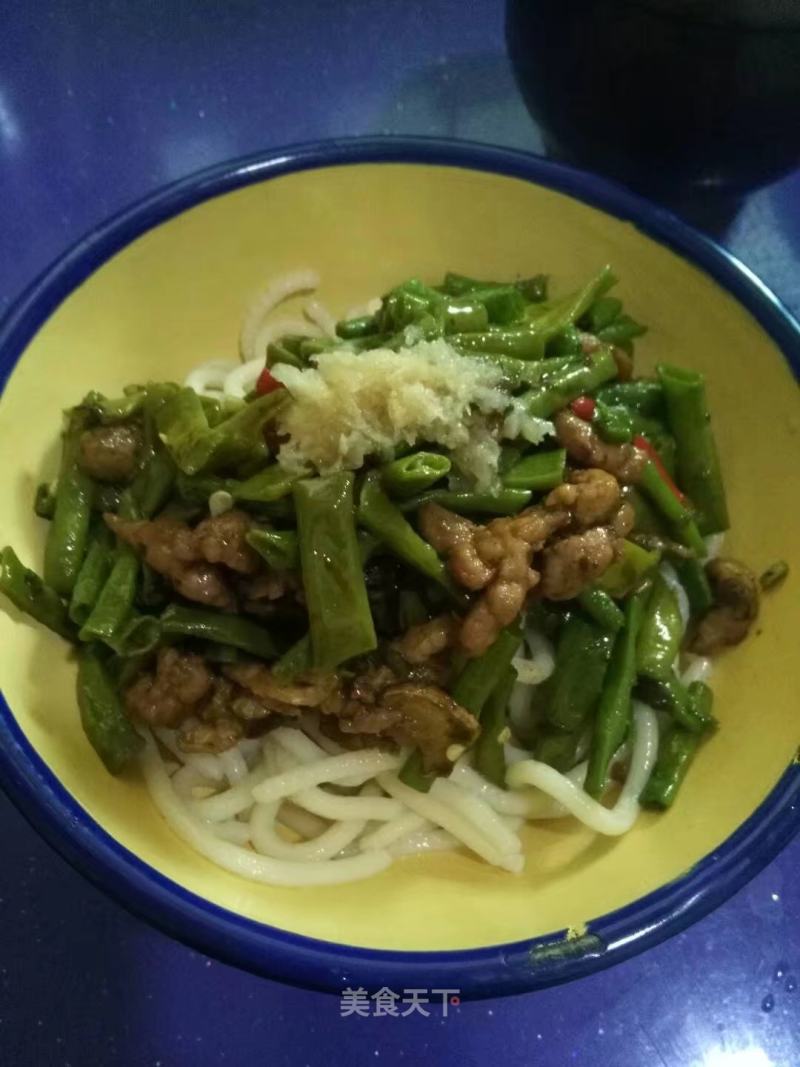 Spicy and Delicious Noodles with Shredded Pork and Beans
