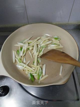 Stir-fried Shredded Potatoes with Celery recipe