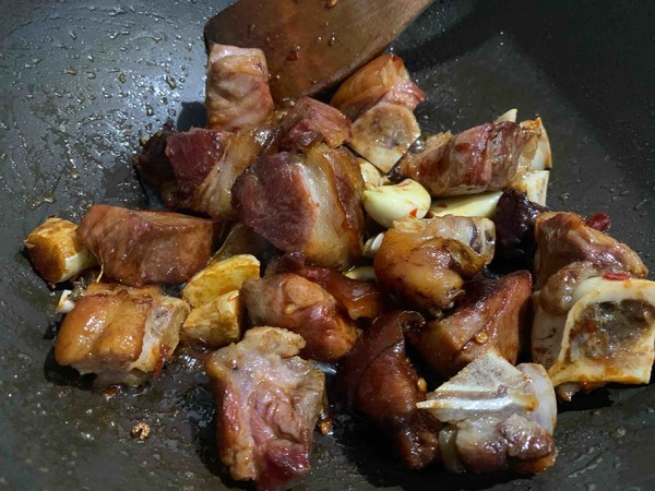 A Special Dish of The Tujia Nationality in Hubei—dried Potatoes Stewed Pork Trotters recipe