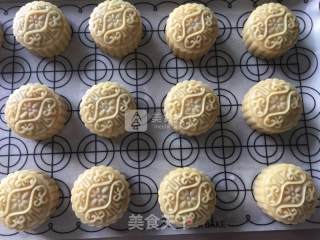 #新良first Baking Competition#cantonese-style Lotus Seed Paste Egg Yolk Moon Cake recipe