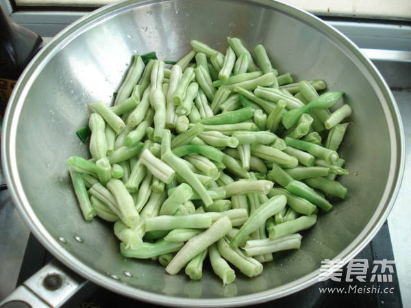 Braised Noodles with Green Beans recipe