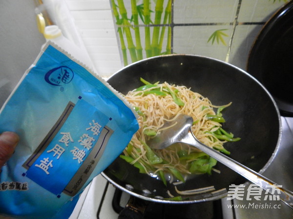 Stir-fried Shredded Bean with Green Pepper recipe