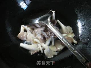 Stir-fried Xiuzhen Mushrooms with Leek Sprouts recipe