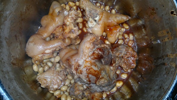 Braised Pork Knuckles with Red Dates and Peanuts recipe