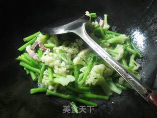 Stir-fried Cauliflower with Bacon and Convolvulus Stem recipe