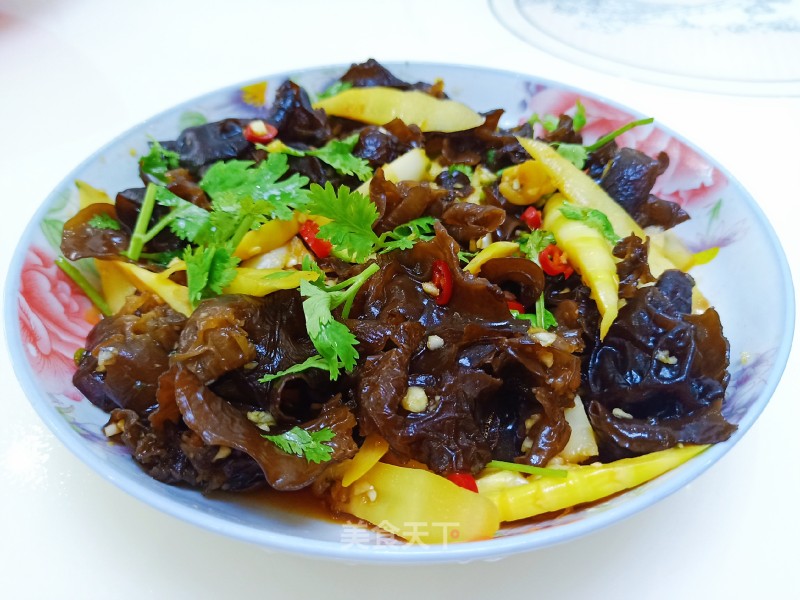 Wild Bamboo Shoots Mixed with Fungus recipe