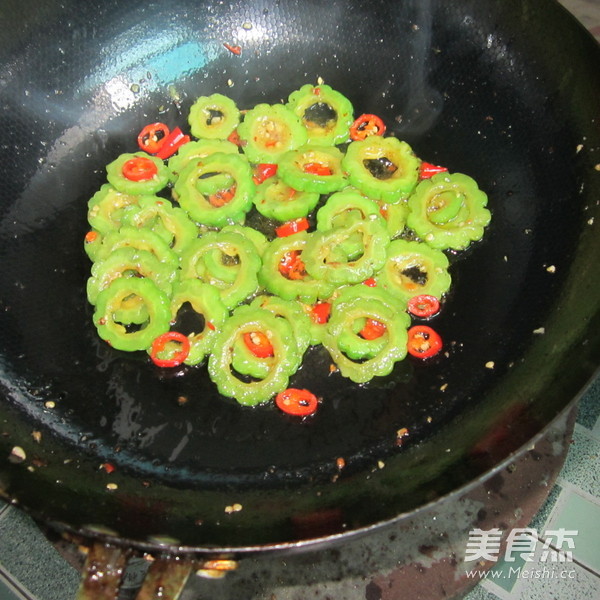 Spicy Stir-fried Bitter Gourd Rings recipe