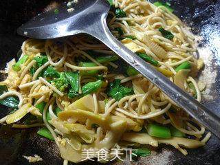 Stir-fried Noodles with Cabbage Egg and Bamboo Shoots recipe