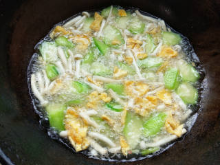 White Jade Mushroom and Loofah Soup recipe