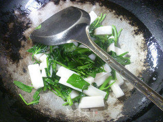 Stir-fried Rice Cake with Water Spinach recipe