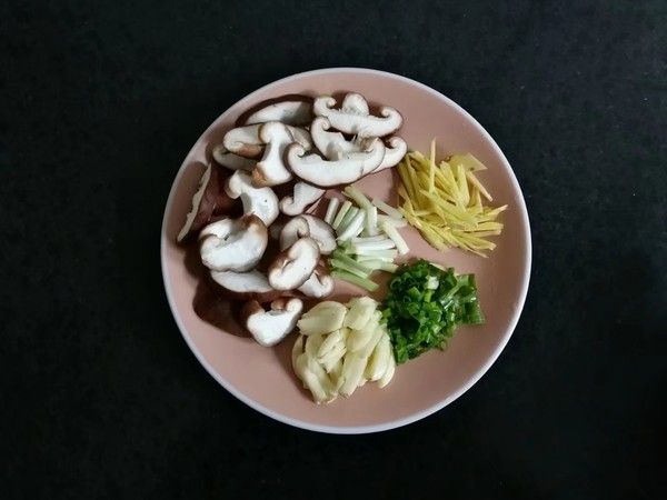 Steamed Chicken Nuggets with Mushrooms and Cordyceps Flower recipe