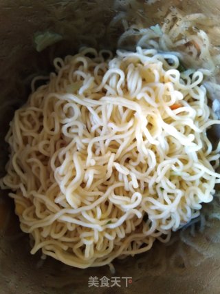 Fried Instant Noodles for Children's Breakfast recipe