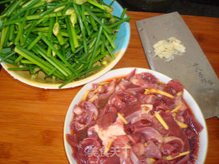 Stir-fried Pork Heart with Leek Flower recipe