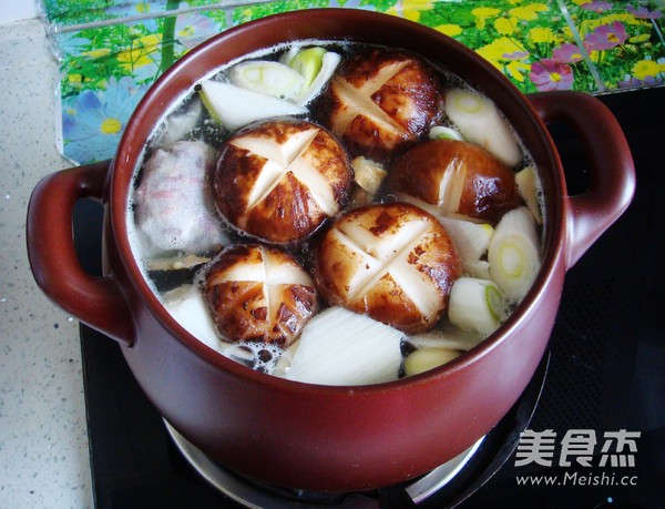 Stewed Pork Ribs with Mushroom Soup recipe