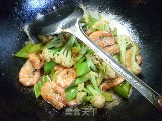 Stir-fried Cauliflower with Shrimp and Green Pepper recipe