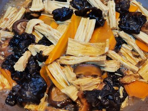 Fried Yuba with Mushrooms and Fungus recipe