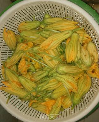 Stir-fried Pumpkin Flowers with Garlic recipe