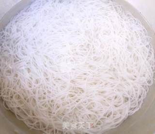 Stir-fried Rice Noodles with Tomato, Egg, Fungus recipe