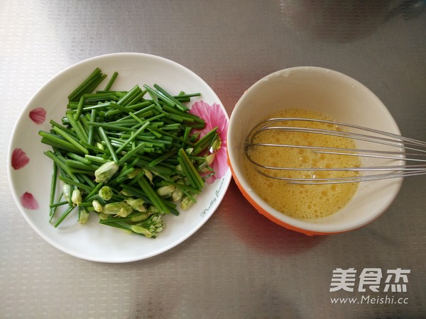 Scrambled Eggs with Chive Moss recipe