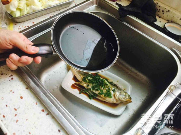 Scallion Oil Yellow Croaker recipe