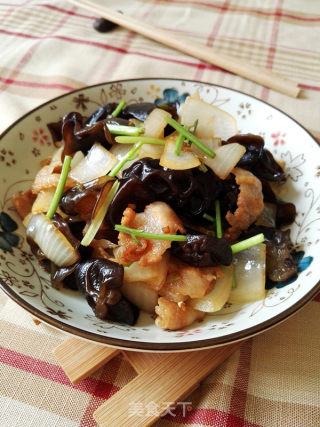 Stir-fried Pork Belly with Black Fungus and Onion recipe