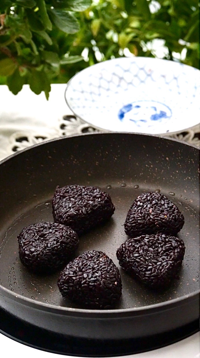 Japanese Seto Style Black Rice Ball recipe