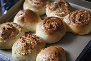 Coconut Bread Rolls (the Method of Baking Bread Rolls in The Oven) recipe