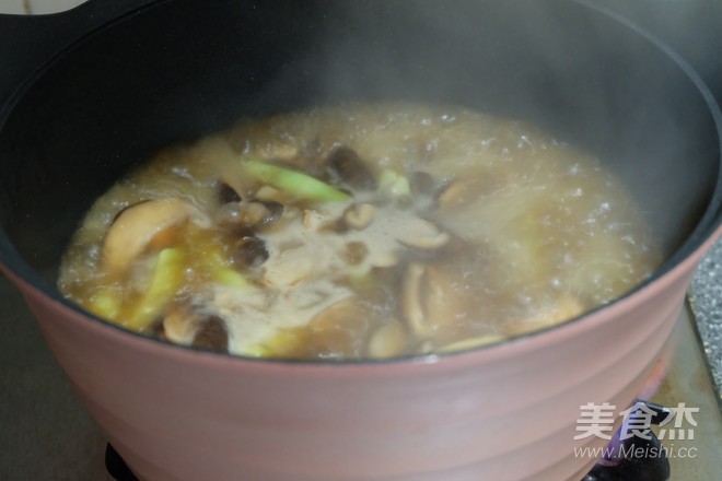 Braised Noodles with Mushrooms and Beans recipe