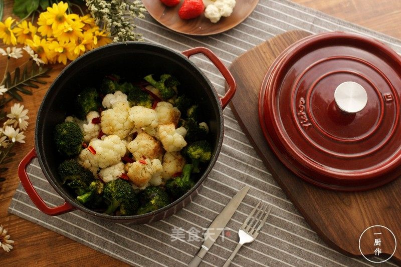 Garlic Two-color Cauliflower Made in Cast Iron Pot Version recipe