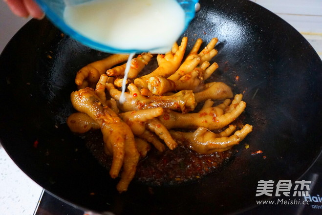 Finger Sucking Fish-flavored Chicken Feet recipe