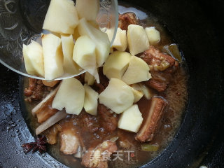 Stewed Pork Ribs with Potatoes recipe