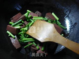 Stir-fried Goose Blood with Garlic Stalks recipe