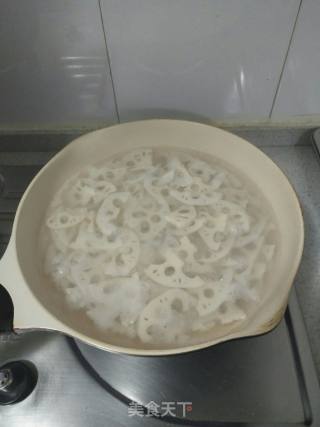 Stir-fried Lotus Root with Green Pepper and Carrot recipe
