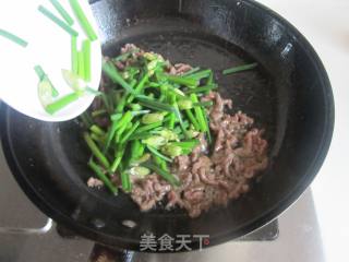 Thousand Slices of Beef Shredded with Chives and Stalks recipe